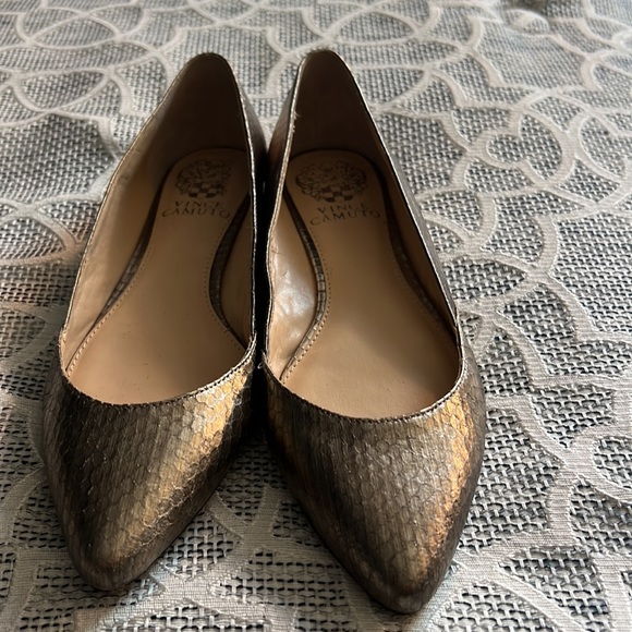 Vince Camuto Size 6.5 Alley Metallic Pewter Studded Snake Print Flats - Picture 3 of 6